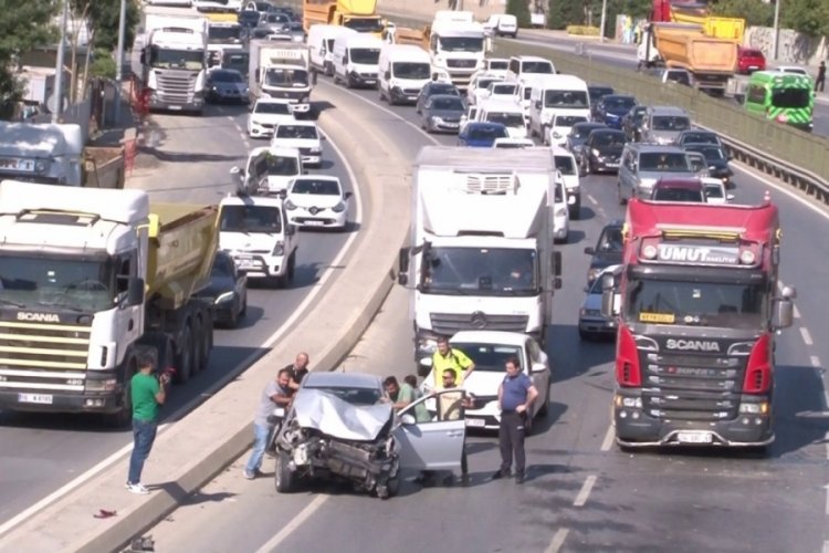 Zincirleme trafik kazası, trafik yoğunluğu oluşturdu