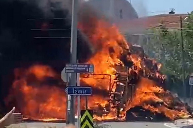 Bursa'da kasasındaki samanın elektrik telleriyle temas ettiği kamyon yandı
