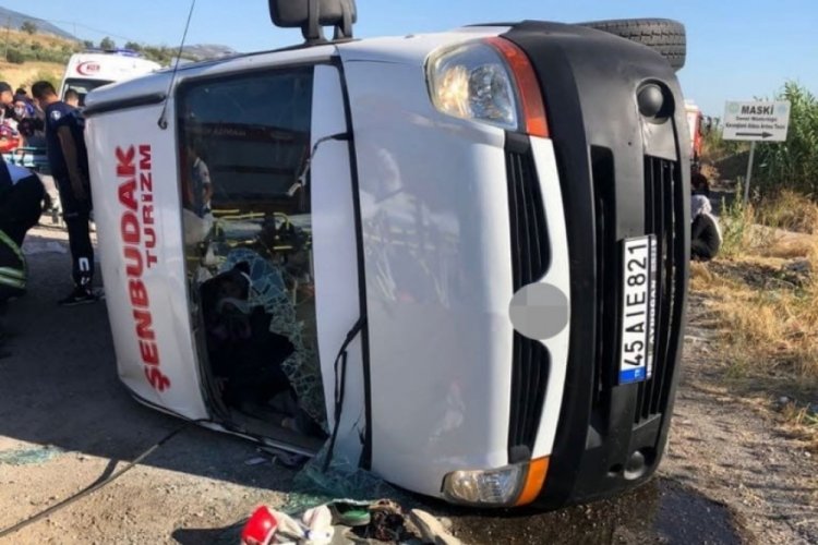 Tarım iş&ccedil;ilerini taşıyan servis aracı devrildi: 3'&uuml; ağır 22 yaralı