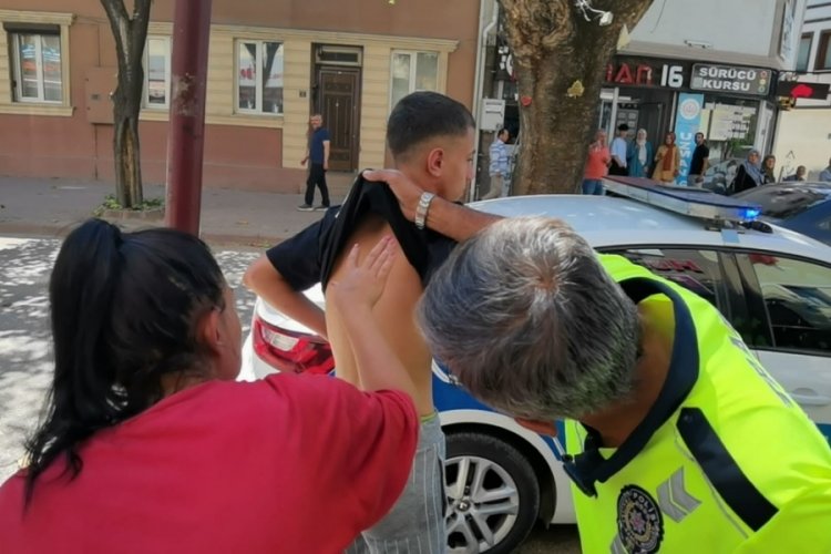 Bursa'da kadın s&uuml;r&uuml;c&uuml;  trafikte tartıştığı engelli genci darbetti