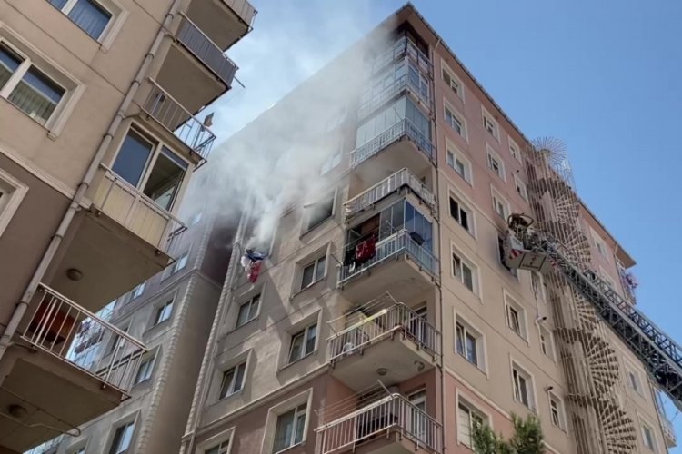 Apartmanda doğalgaz patlaması: 1'i ağır 3 yaralı