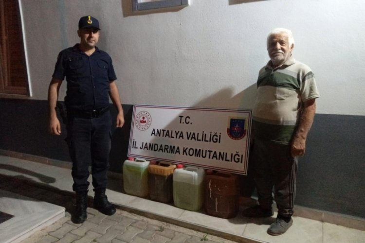 Hırsızların &ccedil;aldığı 80 litre mazot ve 20 litre benzin sahibine teslim edildi