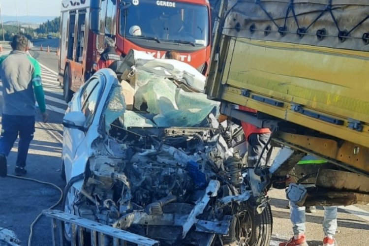 Tıra arkadan &ccedil;arpan otomobil hurdaya d&ouml;nd&uuml;: 2 &ouml;l&uuml;, 1 yaralı