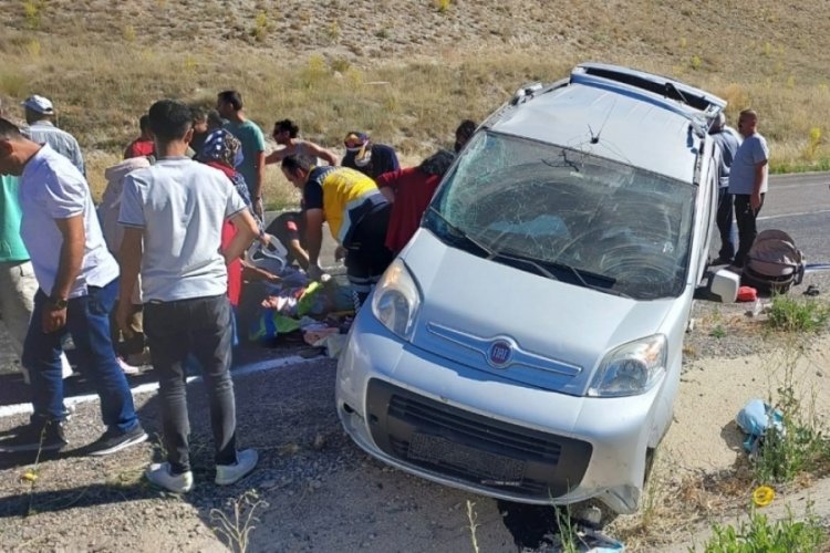 Ara&ccedil; yoldan &ccedil;ıkıp, su kanalına girdi: 1 &ouml;l&uuml; 5 yaralı
