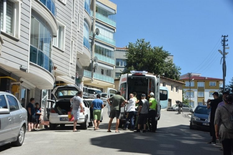 &Ouml;n&uuml;ne aniden &ccedil;ıkan 5 yaşındaki &ccedil;ocuğa &ccedil;arptı