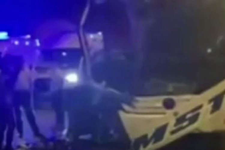 Yolcu otob&uuml;s&uuml; tıra arkadan &ccedil;arptı: 1 &ouml;l&uuml;, 11 yaralı