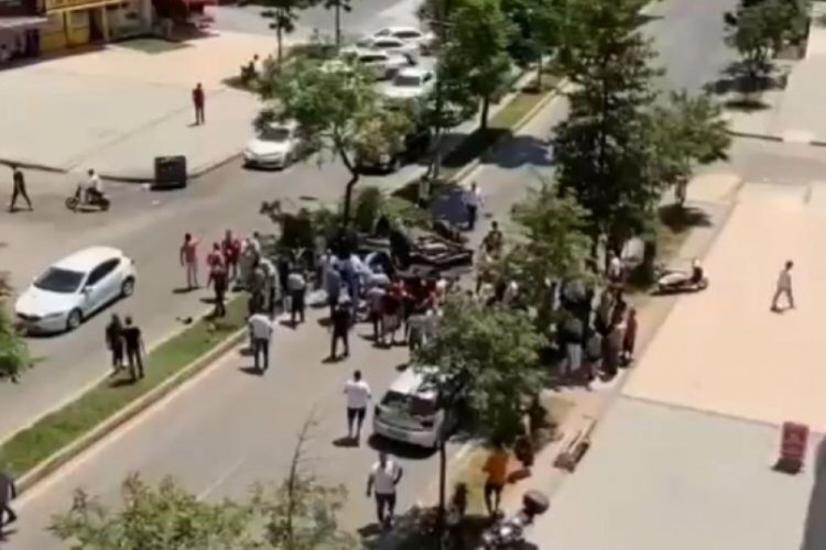 Trafik kazasında 3'&uuml; &ccedil;ocuk 4 kişi yaralandı
