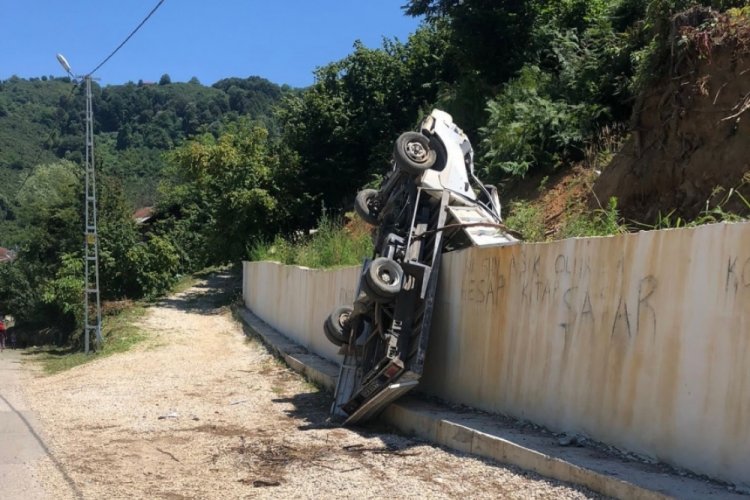 Kayan kamyonetini kurtarmak isteyen s&uuml;r&uuml;c&uuml; &ouml;l&uuml;mden d&ouml;nd&uuml;