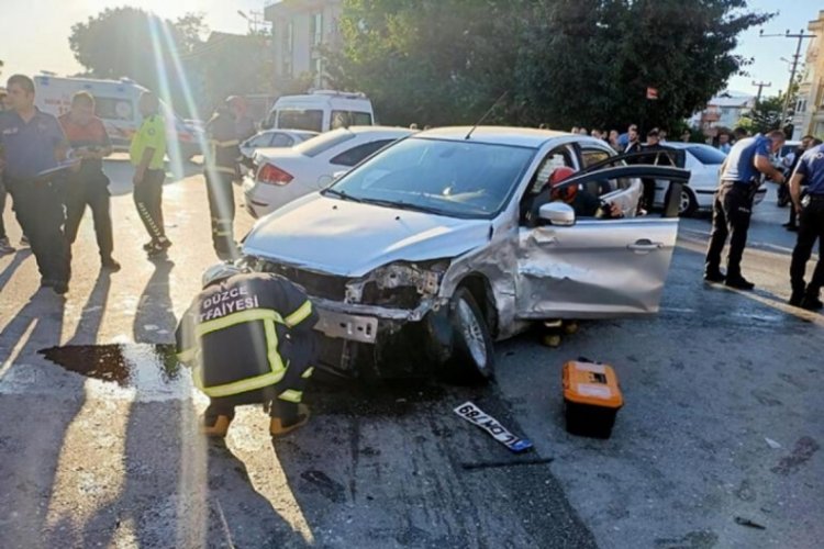 D&uuml;zce'de iki otomobil &ccedil;arpıştı: 4 yaralı