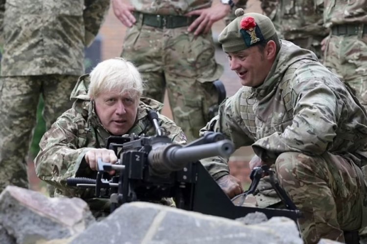 Boris Johnson, İngiltere'de eğitim g&ouml;ren Ukraynalı askerleri ziyarette bulundu