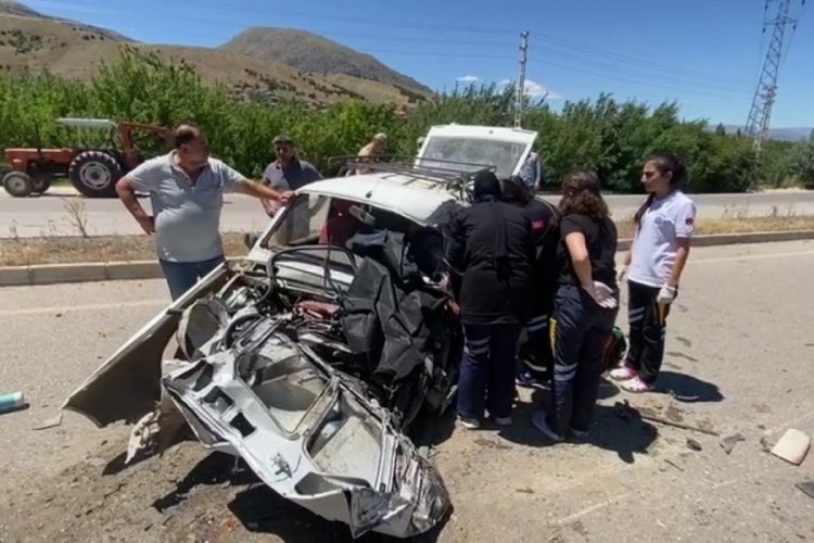 Ara&ccedil; karşı şeride ge&ccedil;ip tır ile &ccedil;arpıştı