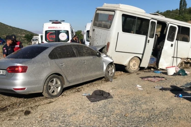 Otomobil iş&ccedil;i minib&uuml;s&uuml;ne &ccedil;aptı: 17 yaralı