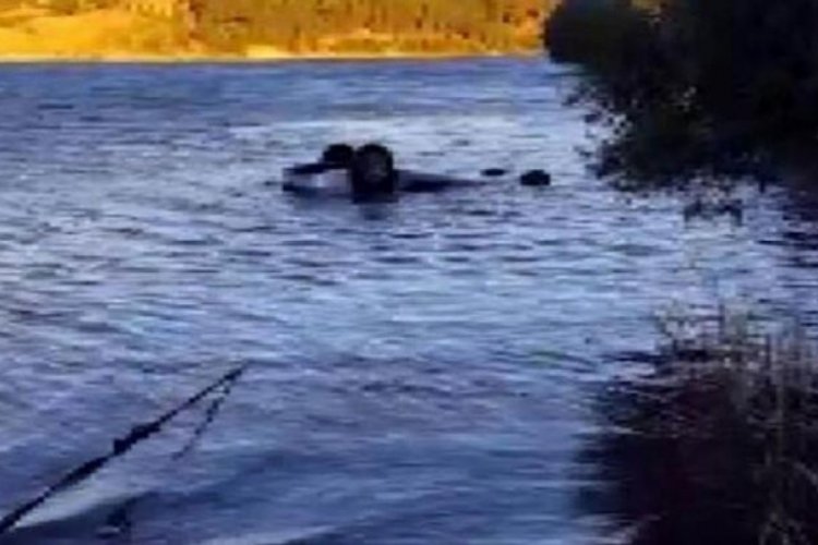 Baraj g&ouml;l&uuml;ne devrilen otomobilde Astsubay ve arkadaşı can verdi