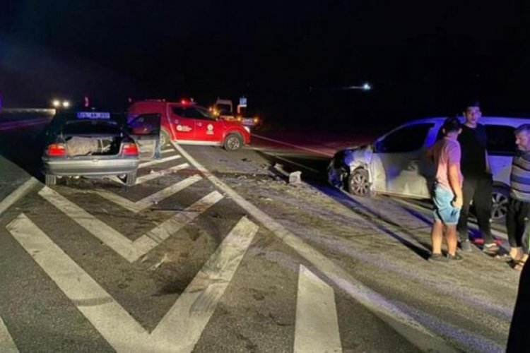 İki ara&ccedil; kafa kafaya &ccedil;arpıştı: 8 yaralı