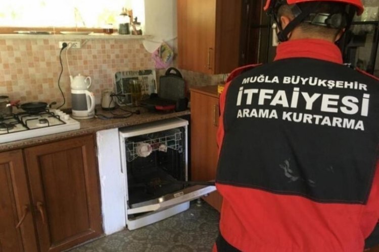Bulaşık makinesinden &ccedil;ıkan ev sahibini korkuttu