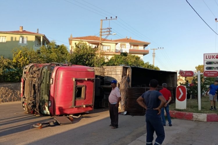 Bursa'da virajı alamayan TIR devrildi! O anlar kameralara b&ouml;yle yansıdı