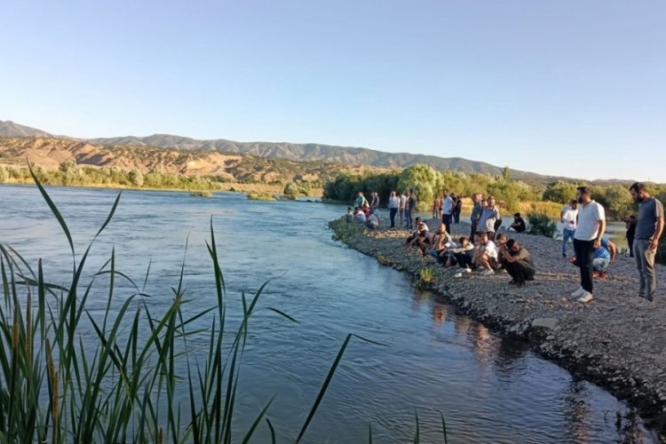 Bing&ouml;l'de suya giren &ccedil;ocuğu kurtarmak isteyen kişi, nehirde kayboldu