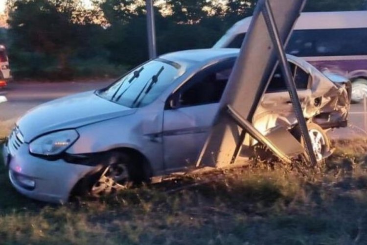 İki otomobil &ccedil;arpıştı: 1'i &ccedil;ocuk 3 yaralı