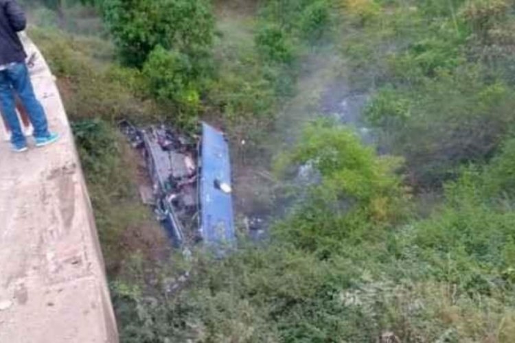 Kenya'da facia! Otob&uuml;s nehre d&uuml;şt&uuml;: 24 kişi &ouml;ld&uuml;