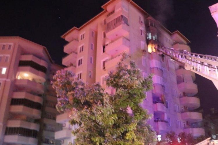 Babalarının cenazesi i&ccedil;in evden &ccedil;ıkan ailenin yaşadığı daire alev alev yandı