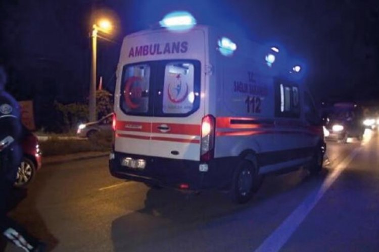 İki otomobile &ccedil;arpan motosiklet s&uuml;r&uuml;c&uuml;s&uuml; ağır yara aldı
