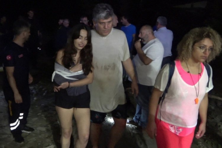 Kanyonda mahsur kalan 15 kişi, 9 saat sonra kurtarıldı