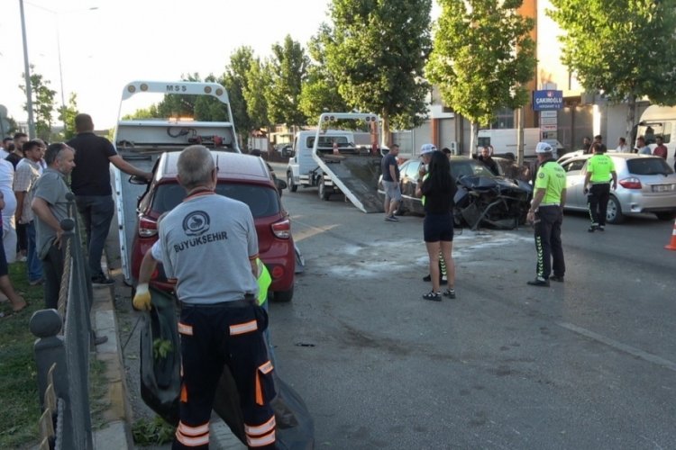 2 ara&ccedil; kafa kafaya &ccedil;arpıştı: 3 yaralı