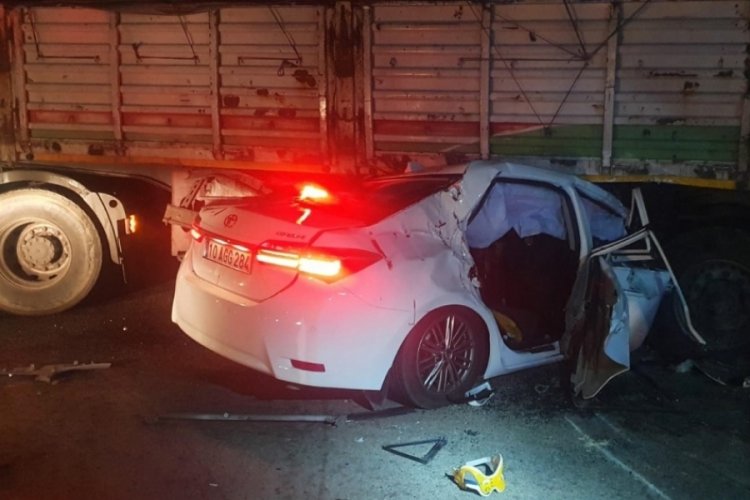 Otomobil ile tır &ccedil;arpıştı: 1 &ouml;l&uuml; 1 yaralı
