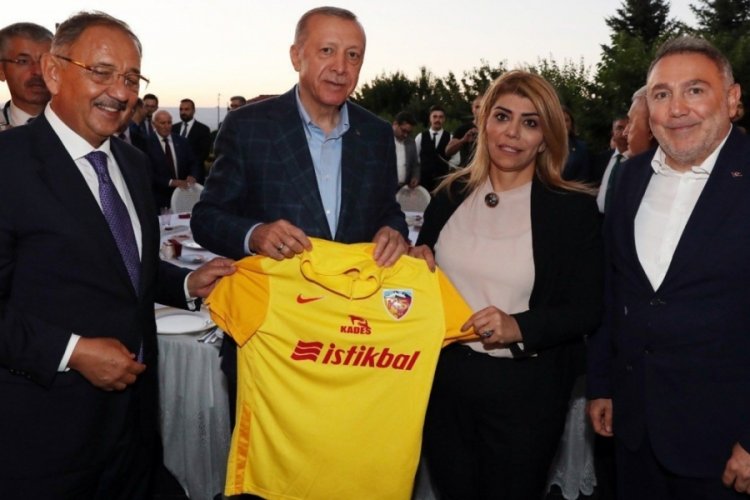 Cumhurbaşkanı'na Kayserispor forması hediye ettiler