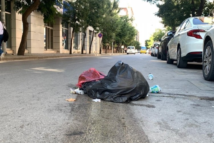 Sokak ortasına atılan &ccedil;&ouml;p tepki topladı!