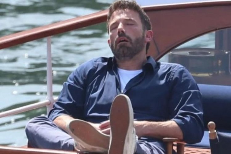 Jennifer Lopez ile evlenen Ben Affleck balayında ağzı a&ccedil;ık uyuya kaldı