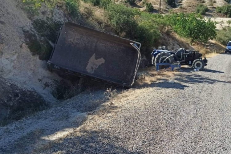 Devrilen trakt&ouml;r&uuml;n s&uuml;r&uuml;c&uuml;s&uuml; yaşamını yitirdi