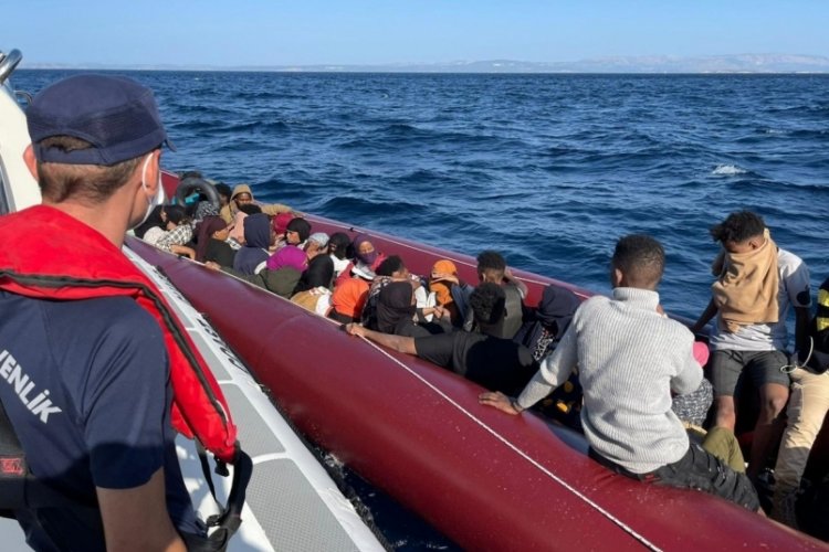 &Ccedil;eşme a&ccedil;ıklarında 47 g&ouml;&ccedil;men kurtarıldı