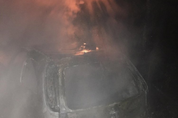 Gaz pedalı takılı kaldı, ara&ccedil; alev alev yandı