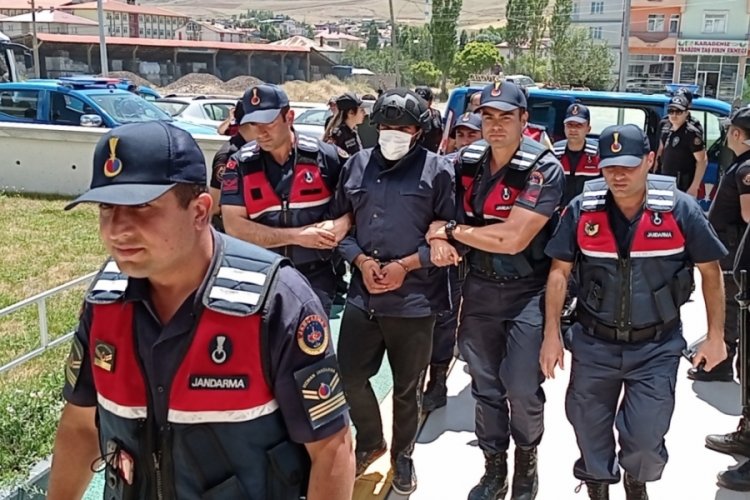 &Uuml;&ccedil; kişinin katili, adliyeye &ccedil;elik yelek ve miğferle &ccedil;ıkartıldı