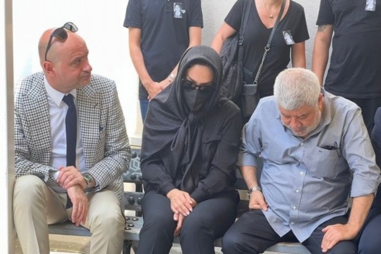 Ebru G&uuml;ndeş, annesini son yolculuğuna uğurladı