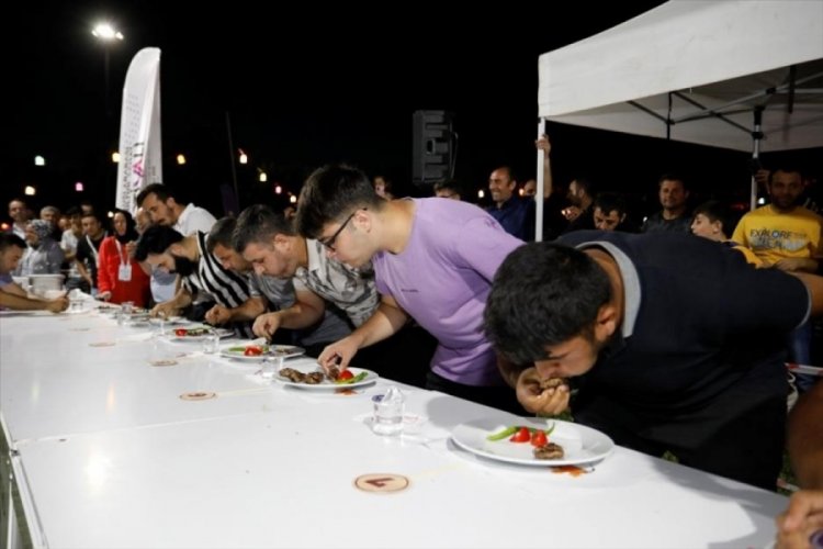 Bursa'da festival coşkusu k&ouml;fte yeme yarışmasıyla devam etti
