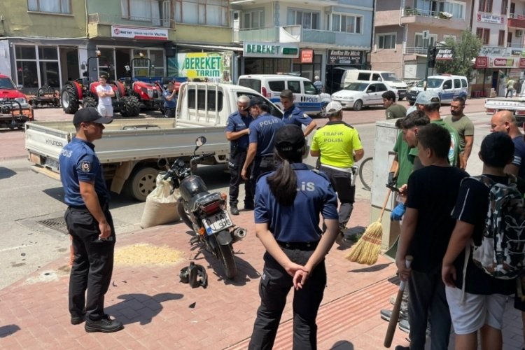 Bursa'da kamyonet ve motosiklet &ccedil;arpıştı
