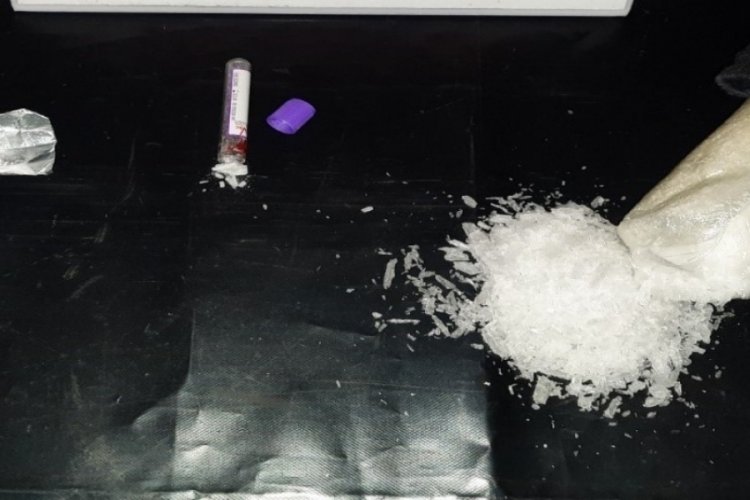 Yolcu koltuğundan &ccedil;orap i&ccedil;ine saklanmış uyuşturucu &ccedil;ıktı