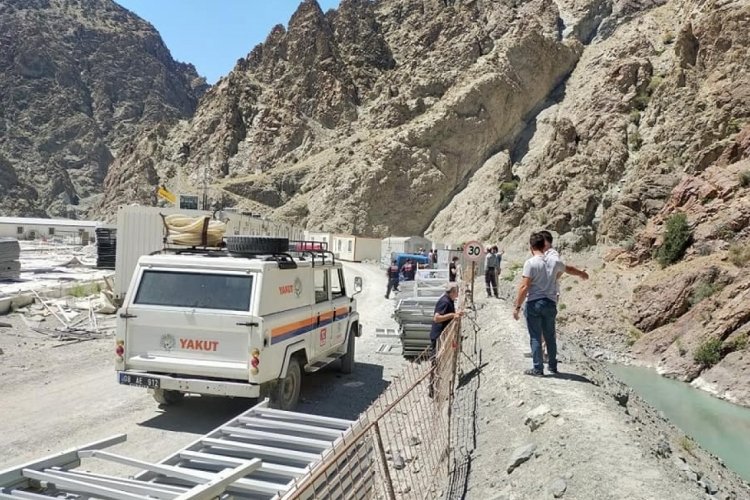 Serinlemek i&ccedil;in nehre giren 18 yaşındaki iş&ccedil;i kayboldu