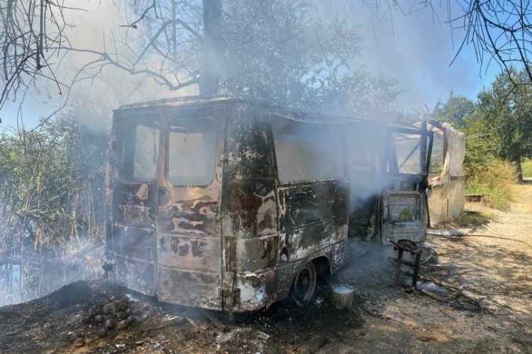 Kullanılmayan ara&ccedil;ta başlayan yangın sazlık alana atladı