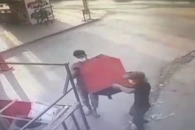 Marketten hırsızlık g&uuml;venlik kamerasına yansıdı