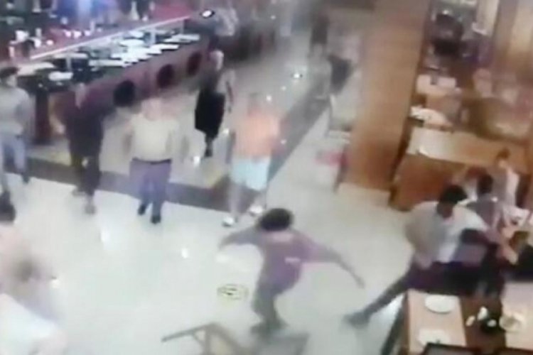 Yabancı turistler otel sahibinin &uuml;zerine y&uuml;r&uuml;d&uuml;