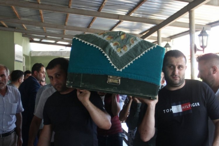 Kaybolduktan 13 g&uuml;n sonra &ouml;l&uuml; olarak bulunan minik Emine toprağa verildi