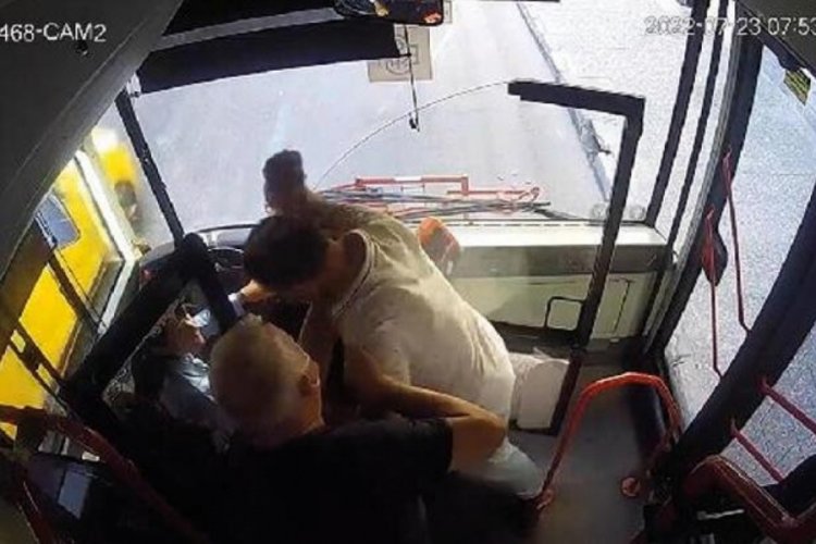 Belediye otob&uuml;s&uuml;nde g&ouml;revli kadın şof&ouml;re yumruklu saldırı