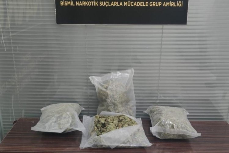 Otomobilde 4 kilogram uyuşturucu ele ge&ccedil;irildi