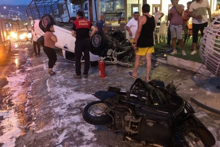 Otomobil kamyonet ve motosiklete &ccedil;arptı: İşyerine girdi