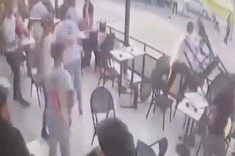 Kız meselesinden kavga &ccedil;ıktı! Bı&ccedil;aklar ve sopalarla saldırdılar
