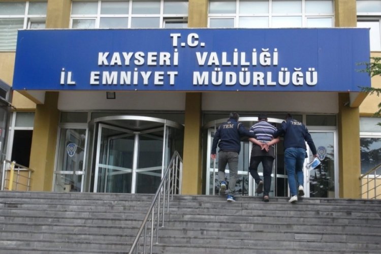 Evinde fuhuş yaptıran şahıs, komisyon i&ccedil;in yan odada bekledi