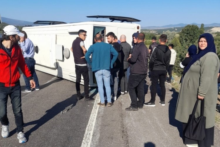 K&uuml;tahya'da i&ccedil;i servisi devrildi: 11 yaralı